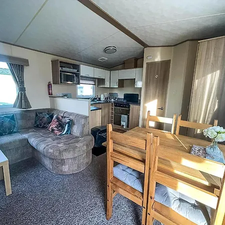 Lovely 6 Berth Caravan With Decking Nearby Scratby Beach Ref 50017B Great Yarmouth Exterior photo