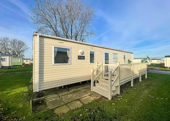 Lovely 6 Berth Caravan With Decking Nearby Scratby Beach Ref 50017B