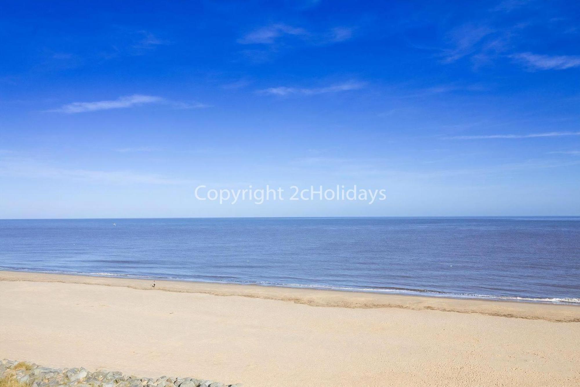 Lovely 6 Berth Caravan With Decking Nearby Scratby Ref 50017b Campsite