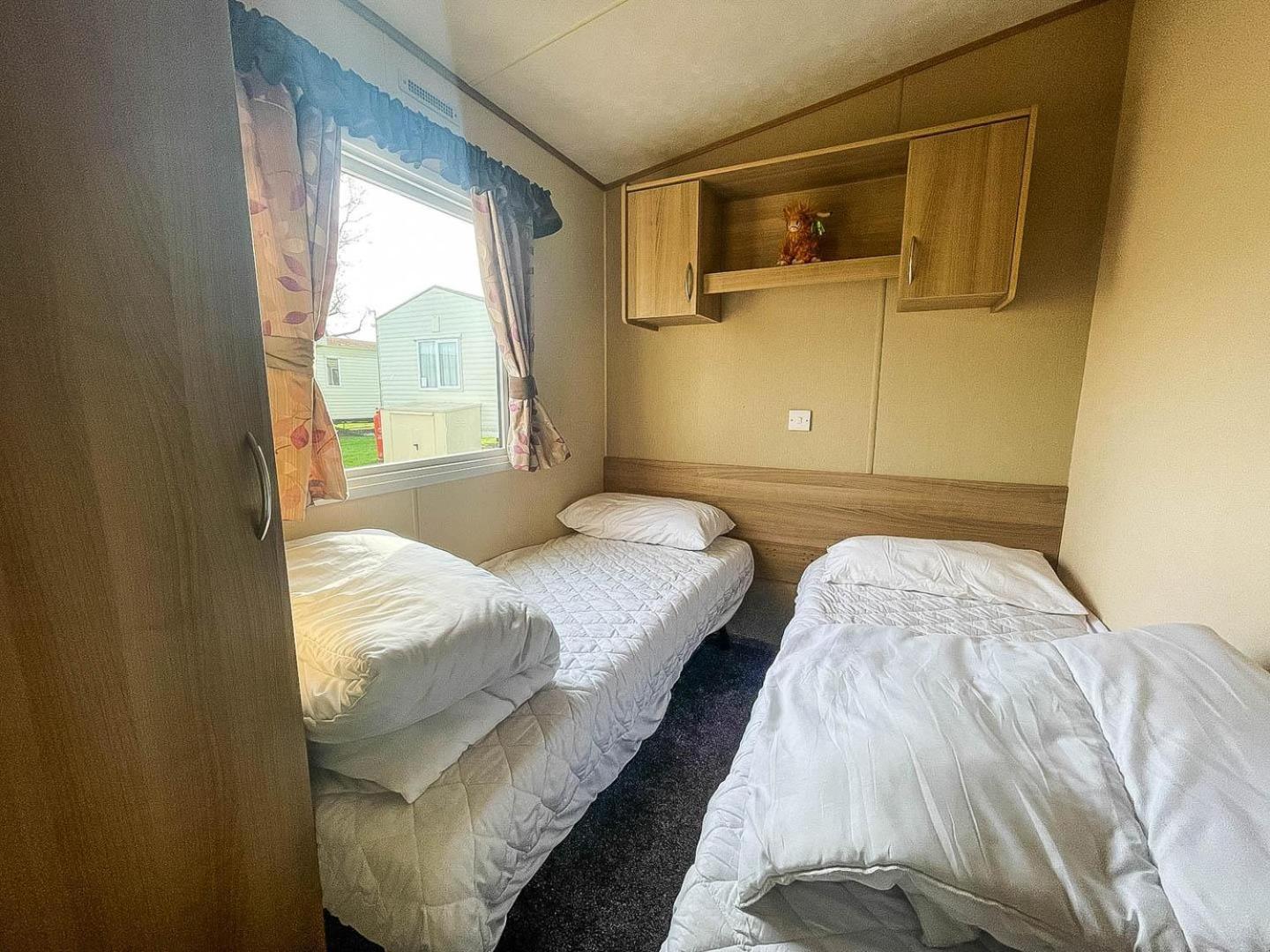 Lovely 6 Berth Caravan With Decking Nearby Scratby Ref 50017b Campsite Great Yarmouth