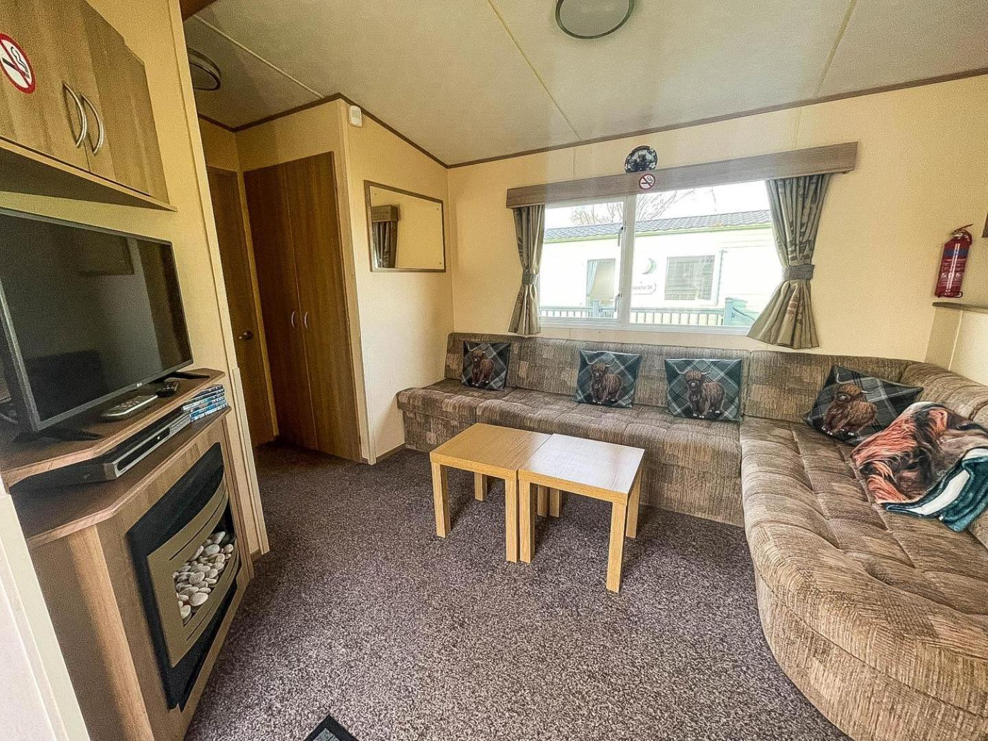 Lovely 6 Berth Caravan With Decking Nearby Scratby Ref 50017b