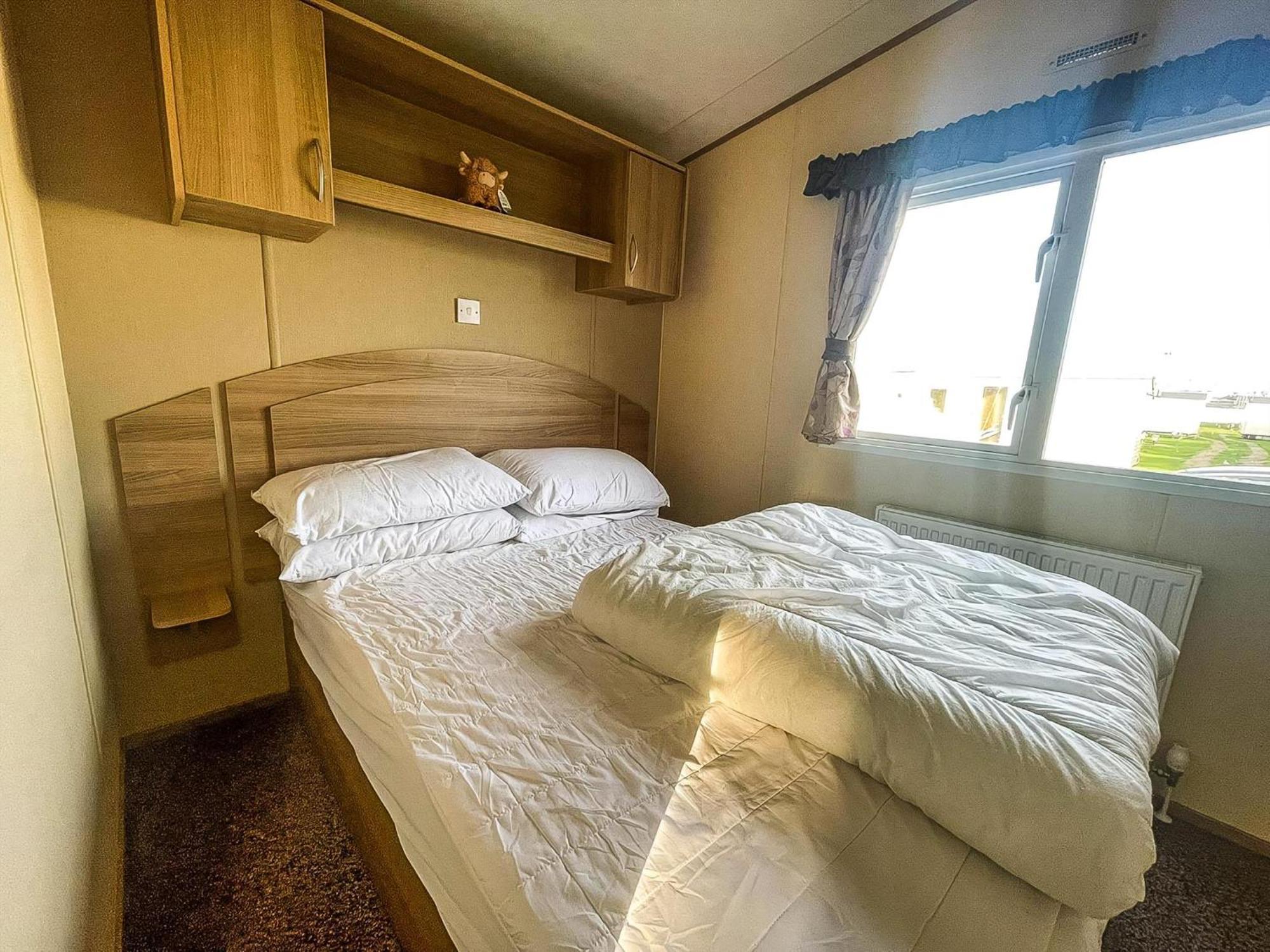 Lovely 6 Berth Caravan With Decking Nearby Scratby Ref 50017b Campsite *