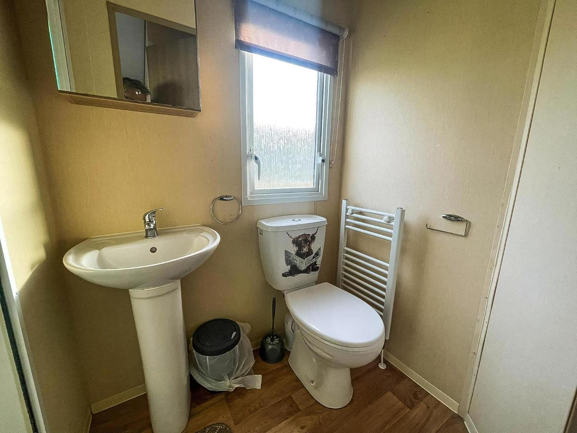 Lovely 6 Berth Caravan With Decking Nearby Scratby Ref 50017b Campsite Great Yarmouth