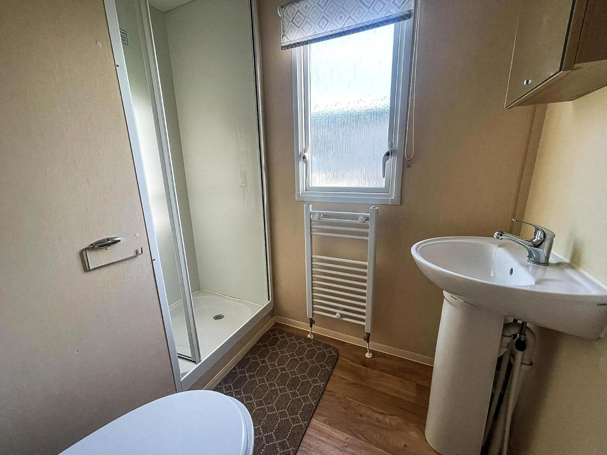 Lovely 6 Berth Caravan With Decking Nearby Scratby Ref 50017b * Great Yarmouth