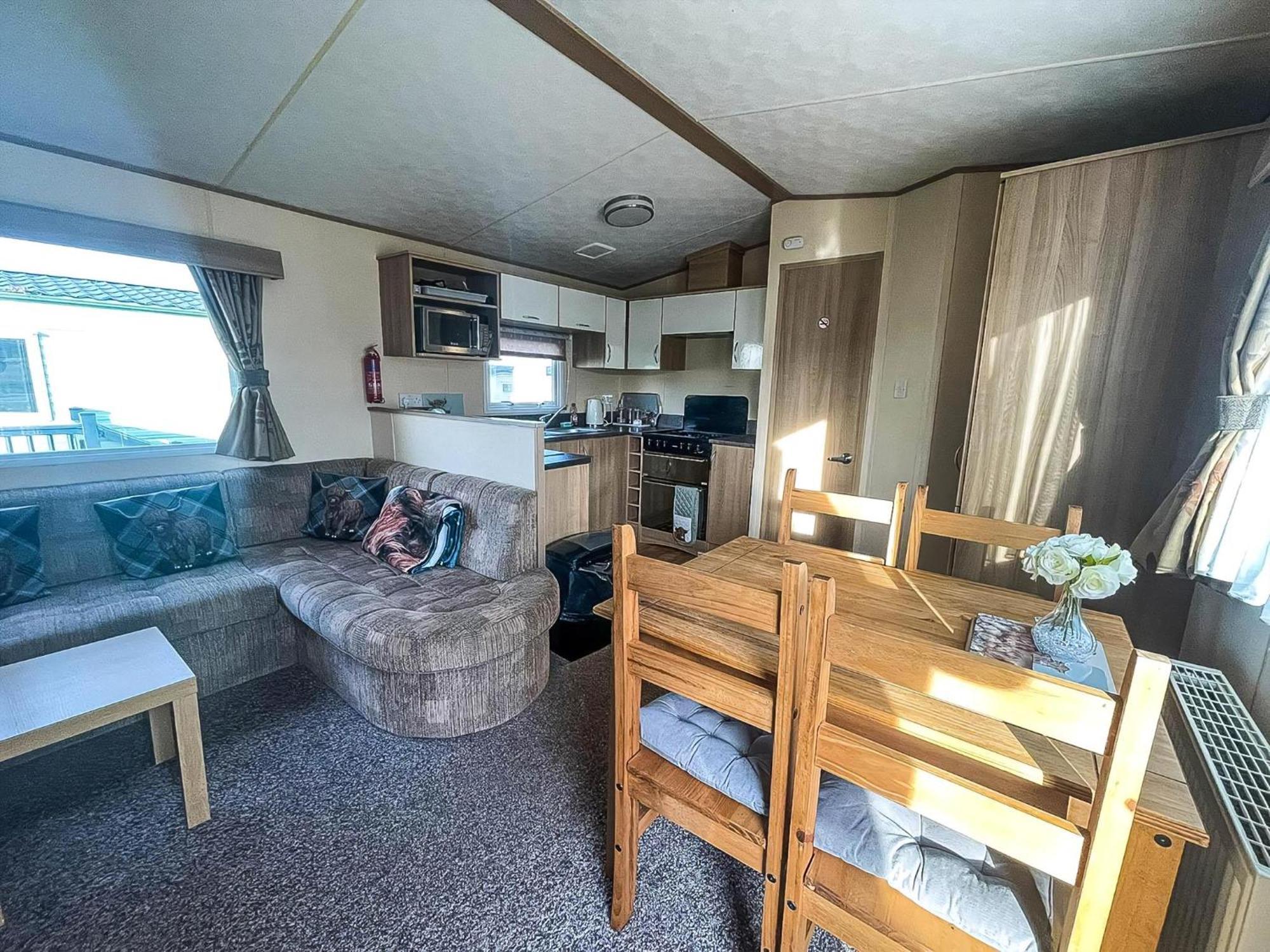 Lovely 6 Berth Caravan With Decking Nearby Scratby Ref 50017b