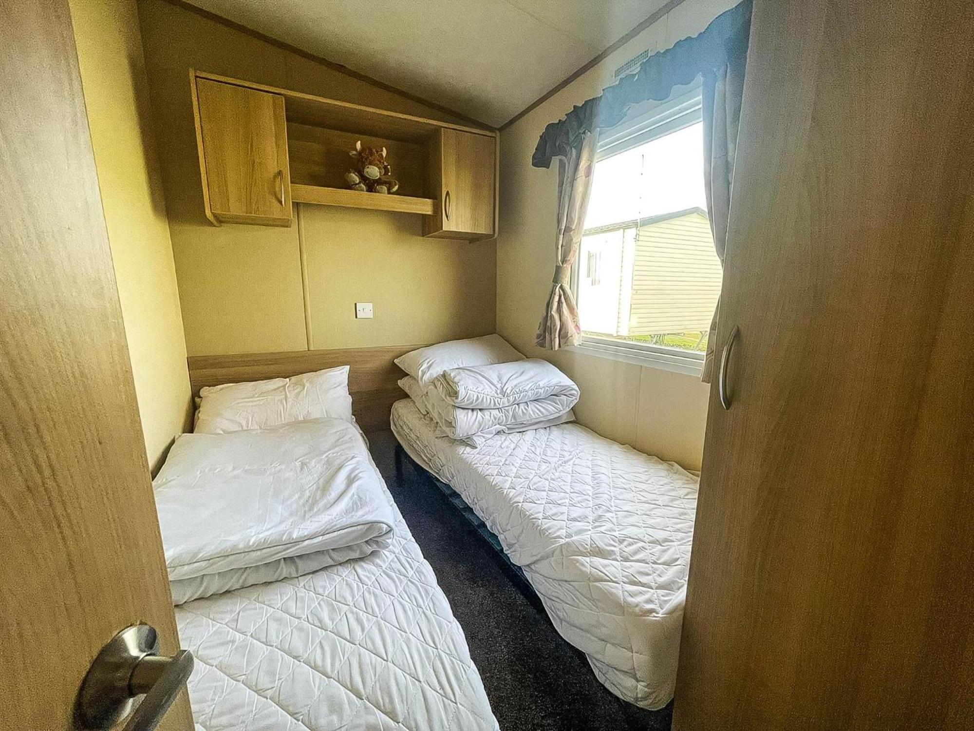 Campsite Lovely 6 Berth Caravan With Decking Nearby Scratby Ref 50017b *