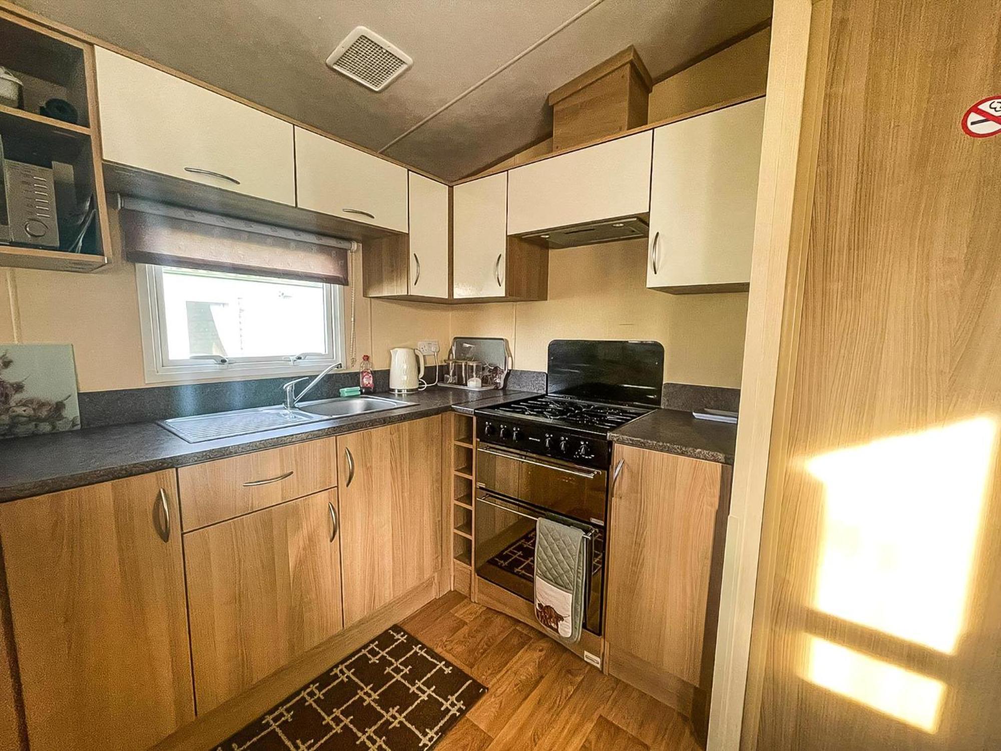 Camping Lovely 6 Berth Caravan With Decking Nearby Scratby Ref 50017b